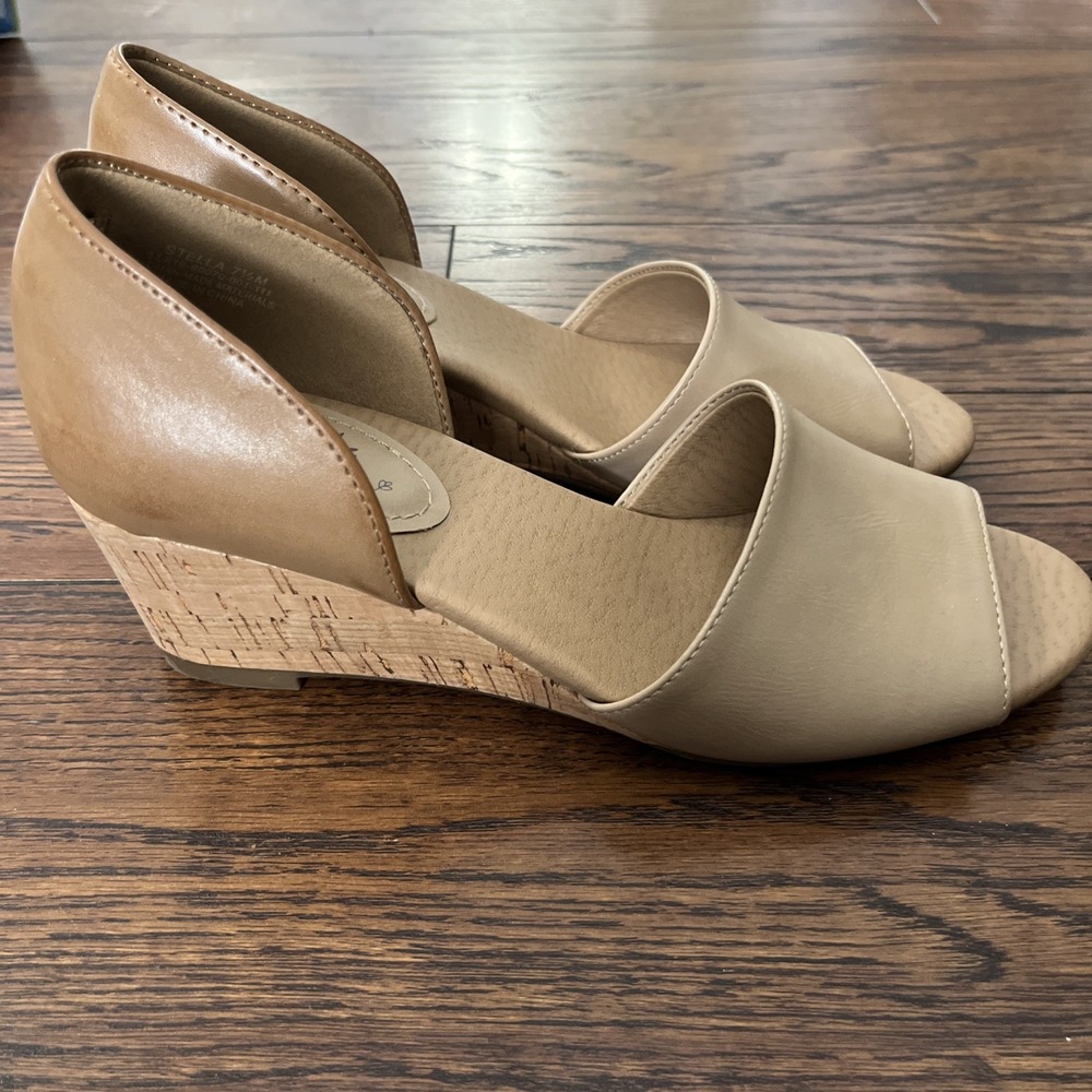 $65 ROYU Stella Shell Wedge Sandal 7.5m Cork Heel Open-Toe Beige Dress Shoes - Picture 2 of 5